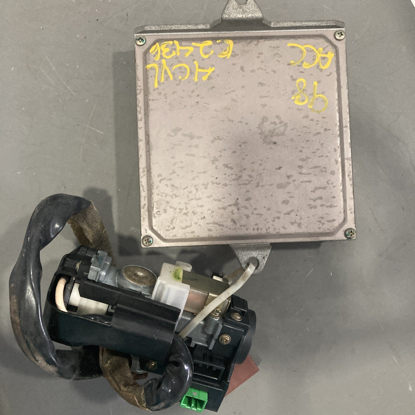 1998-1999 Honda Accord 2.3L ECU/ Lock Cylinder 37820-PAA-L61