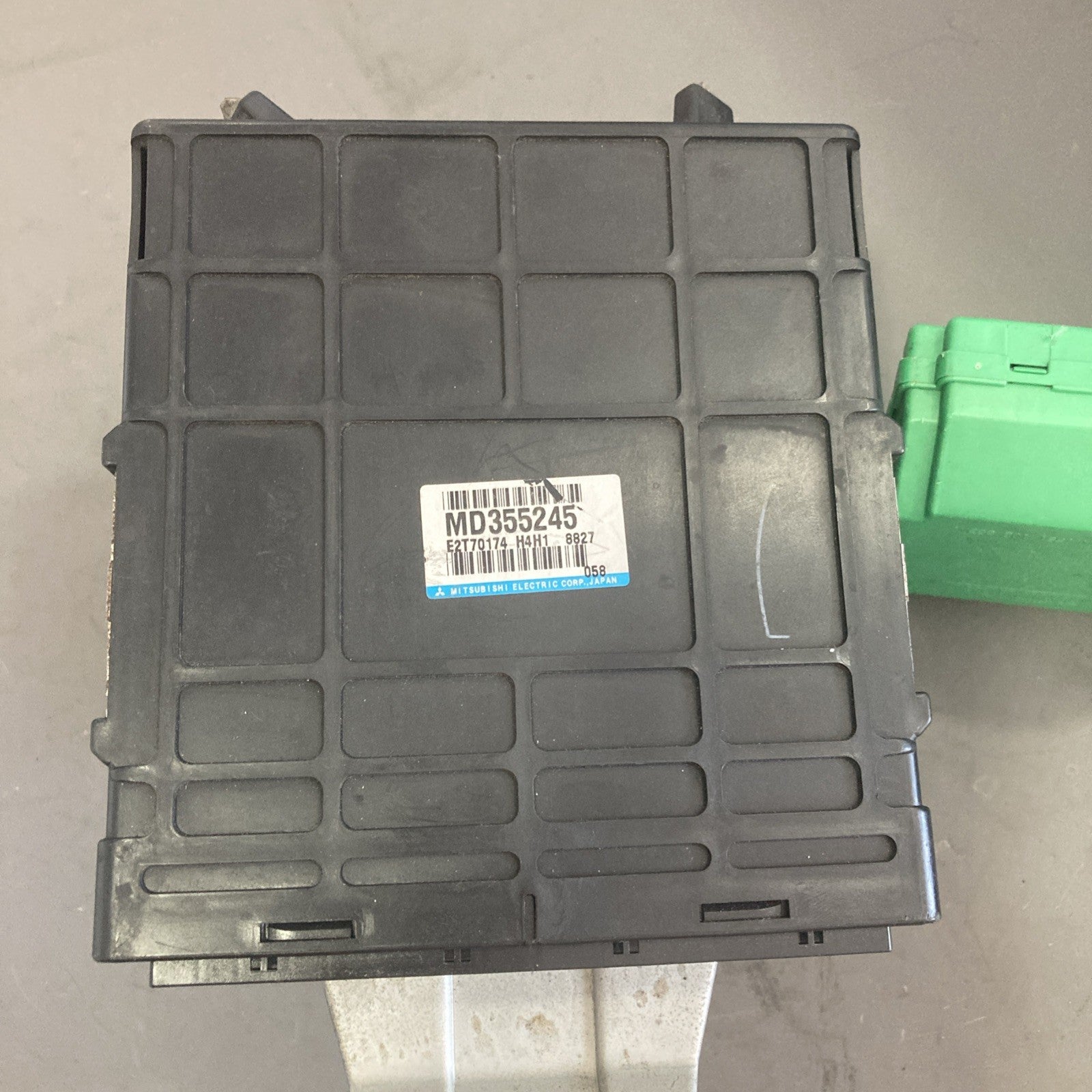 1999 Mitsubishi Galant ECU/Lock Cylinder/Key MD355245